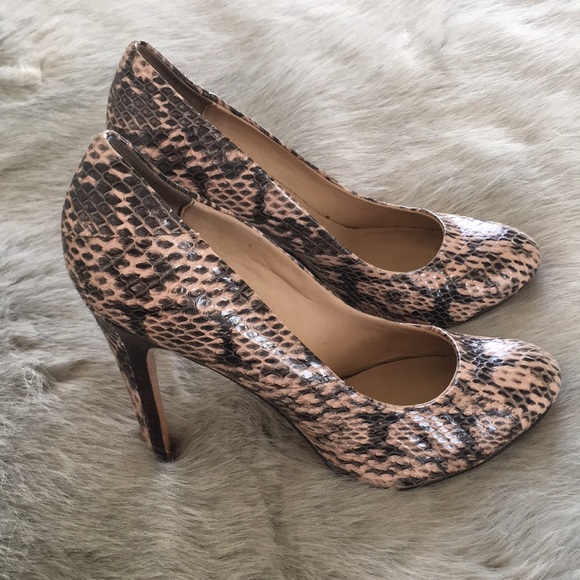 Pour La Victoire Pumps - Picture 2 of 8